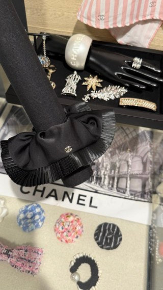 Chanel Black Pleated Bow Hair Clip – Elegant Luxury Fashion Accessory