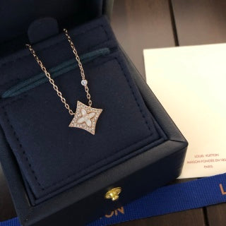 Louis Vuitton Pearl Fleur Diamond Pendant Necklace