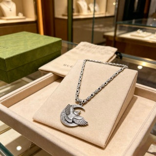 Gucci GG Shell Pendant Chain Necklace