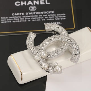 Chanel Crystal CC Pearl Brooch – Elegant Luxury Fashion Accessory