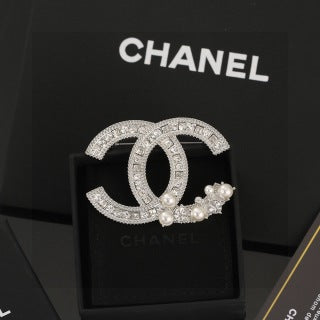 Chanel Crystal CC Pearl Brooch – Elegant Luxury Fashion Accessory